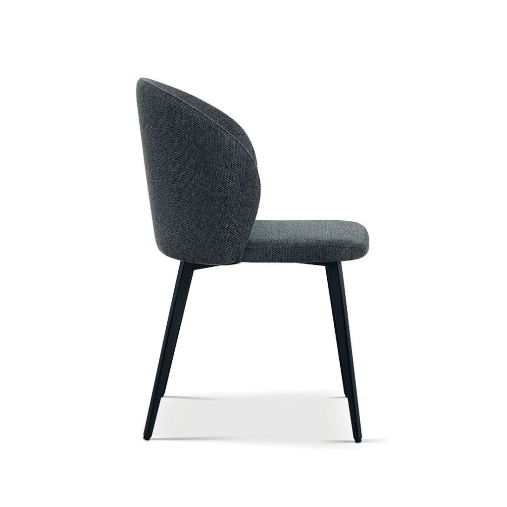 Sedia rivestita in tessuto per sala da pranzo, colore grigio scuro. Collezione HARDIN