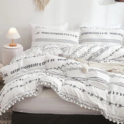 Set di lenzuola letto 200x200 cm a tre pezzi con disegno a strisce nere e bianche, pompon, in microfibra morbida, con chiusura a zip e 2 cuscini in microfibra morbida 80x80 cm