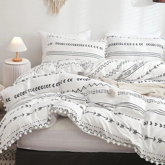 Set di lenzuola letto 200x200 cm a tre pezzi con disegno a strisce nere e bianche, pompon, in microfibra morbida, con chiusura a zip e 2 cuscini in microfibra morbida 80x80 cm
