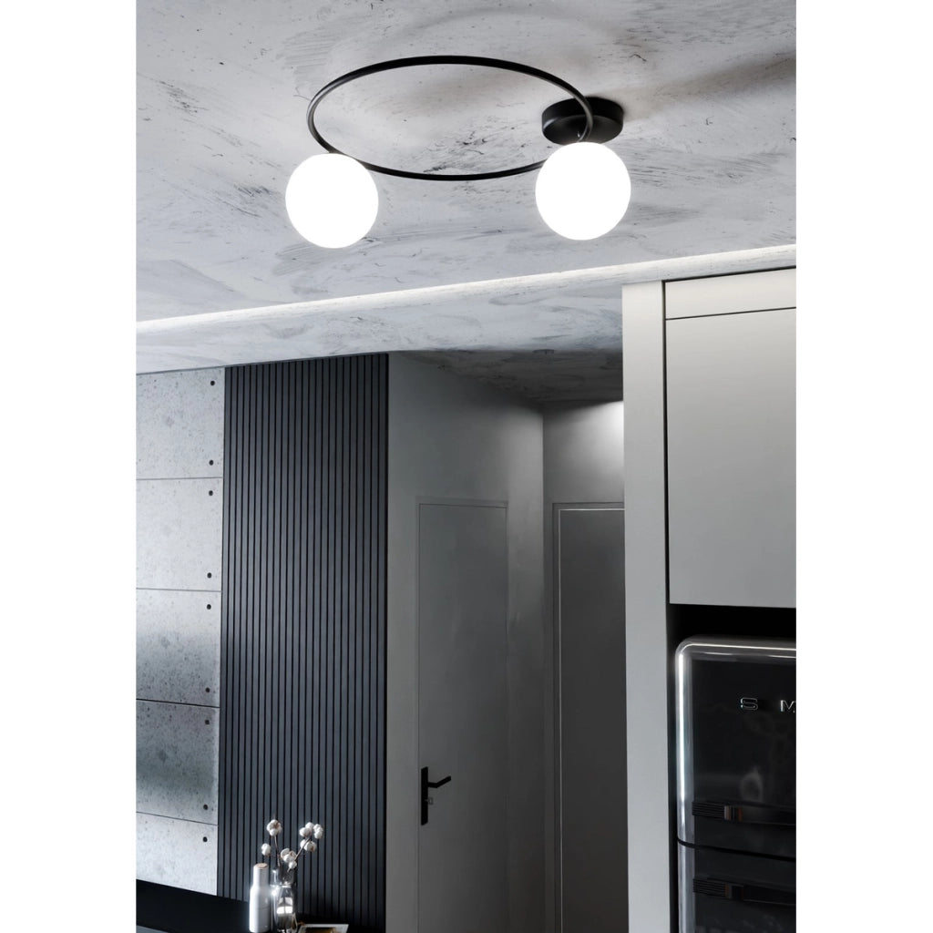 Lampada da soffitto SOPRA con struttura in acciaio nero e sfere in vetro opale