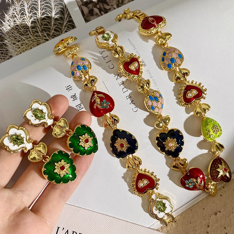 Collana artistica a forma di cuore in stile retr¨°, semplice ed elegante, dal tocco raffinato, con motivi floreali e a cuore in rilievo, un tocco di lusso per le donne.