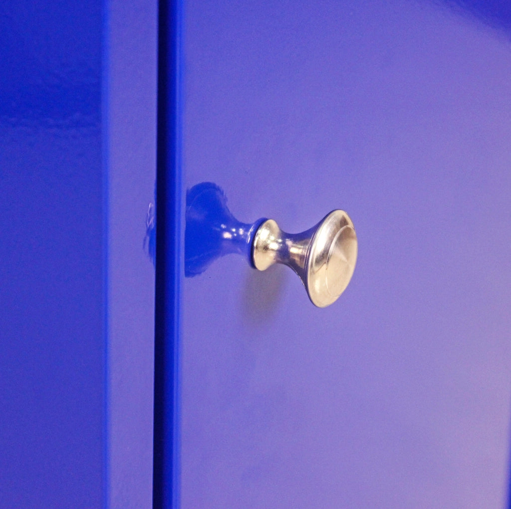 Armadio portautensili blu in acciaio con ruote e ripiano regolabile