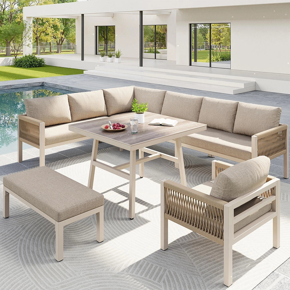 Set da giardino a L in vimini intrecciato a mano - Xylo - Fino a 8 posti, struttura in ferro robusta, cuscini beige, tavolo in vetro effetto legno e poltrona