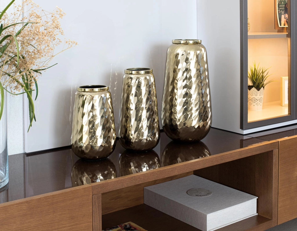 Set di tre vasi decorativi realizzati in metallo dorato