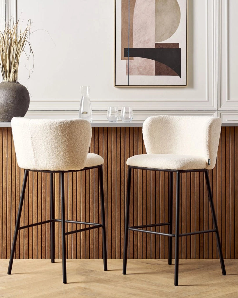 Set di 2 sedie da bar Rivestimento in bouclé bianco Gambe in metallo nero Sgabelli senza braccioli Schienale curvo Sala da pranzo moderna Cucina