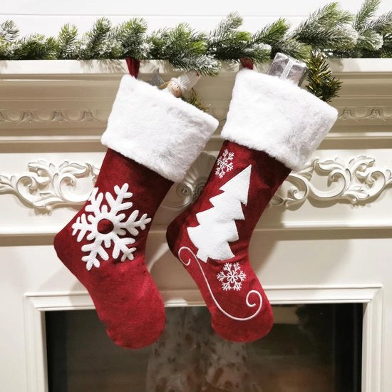 Due calzettoni con renne e fiocchi di neve, rosso, morbido e carino, ornamento festivo - stile 2