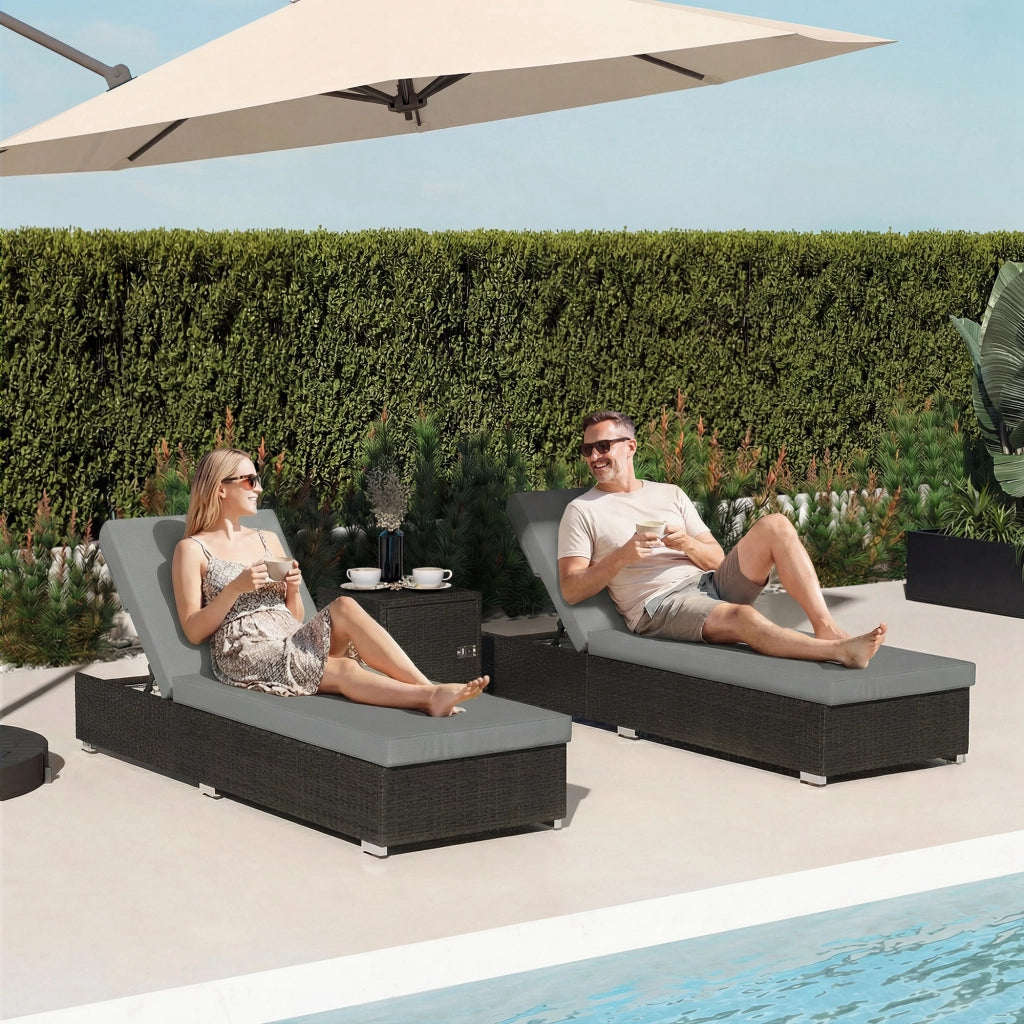 Set 2 Sdraio da Giardino in Rattan con Tavolino Laterale e Schienale Regolabile, 184x60x22 cm, Grigio Scuro