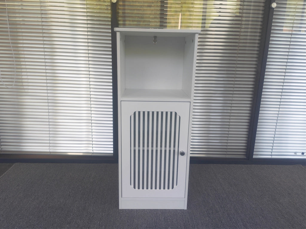Mobile bagno basso bianco con ante a lamelle e vani portaoggetti
