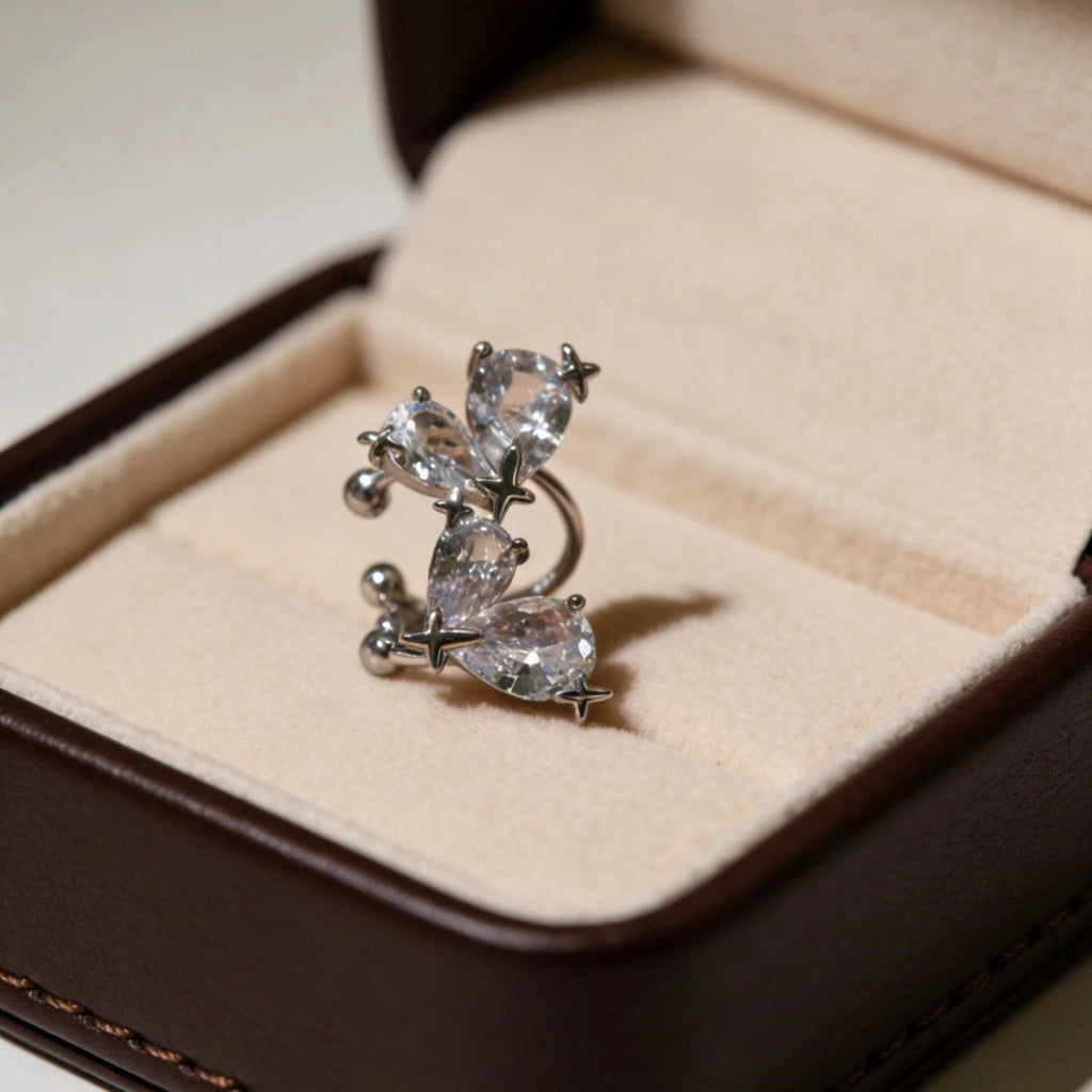 Design di nicchia, lusso discreto, orecchini con zirconi a forma di stella e chiusura a clip a forma di cuore.