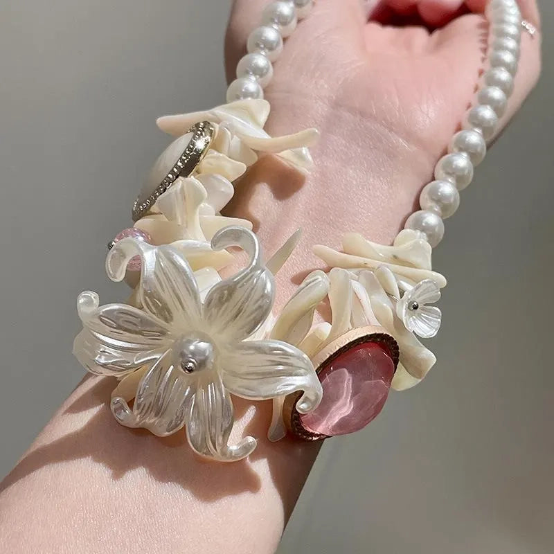 Collana di perle a forma di fiore in conchiglia, realizzata a mano: design naturale e irregolare