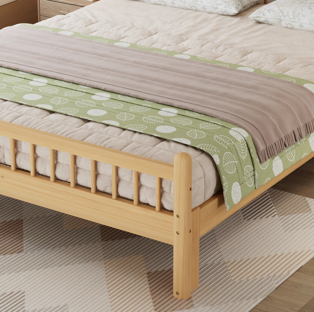 Letto in legno massello 140x200 cm dal design minimal con rete a doghe