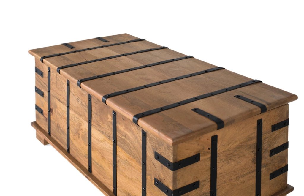 Tavolo baule realizzato in legno massello di mango