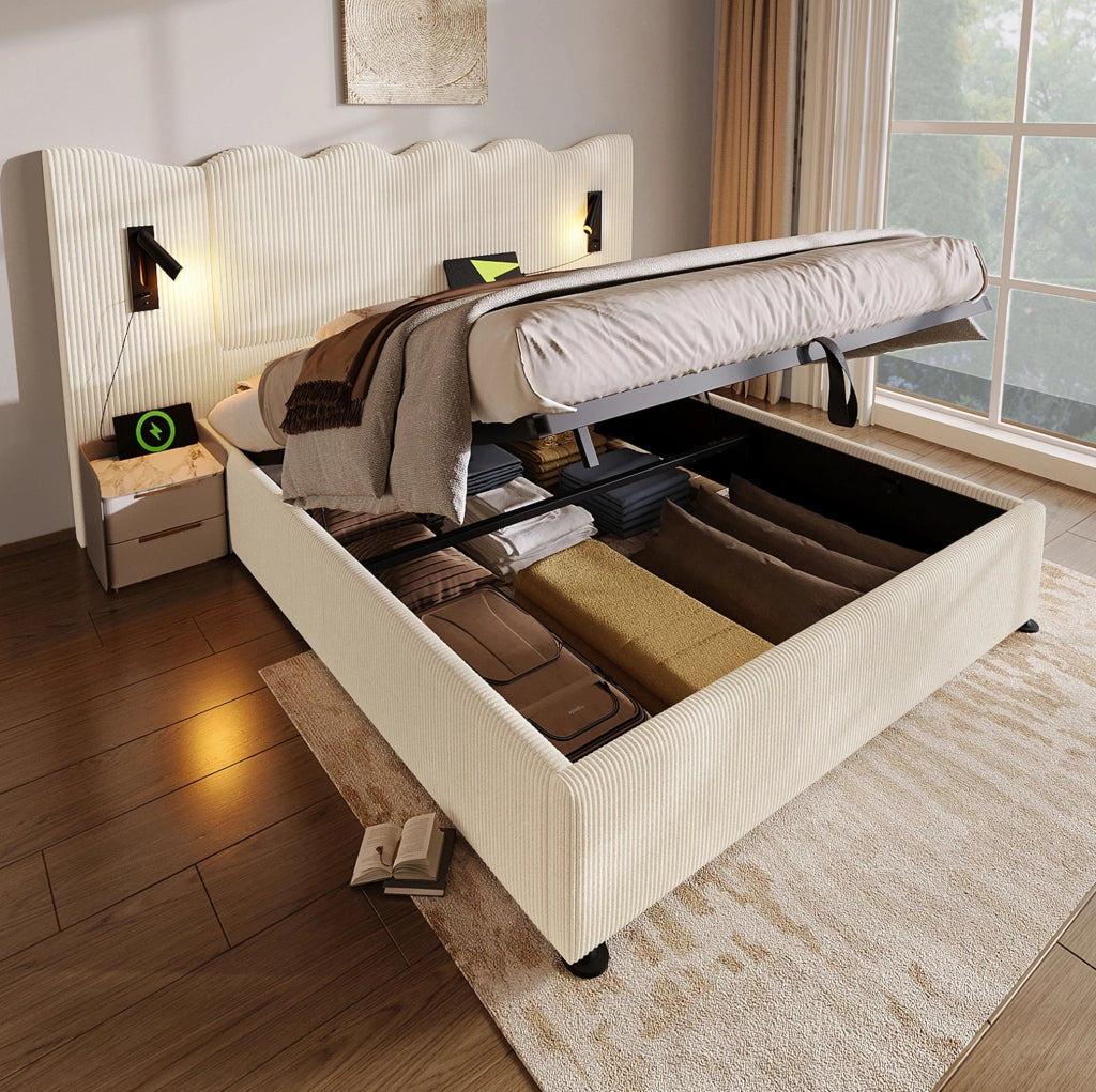 Letto matrimoniale 180x200 cm con testiera ondulata in tessuto corduroy beige; lampada integrata e contenitore