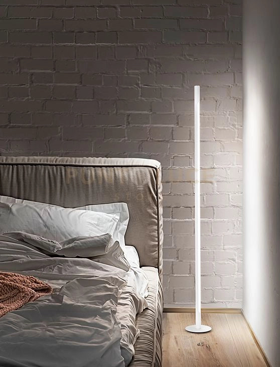 Piantana in metallo verniciato bianco Stick LED 22W 3000K  1600Lm Interruttore touch on/off e dimmer