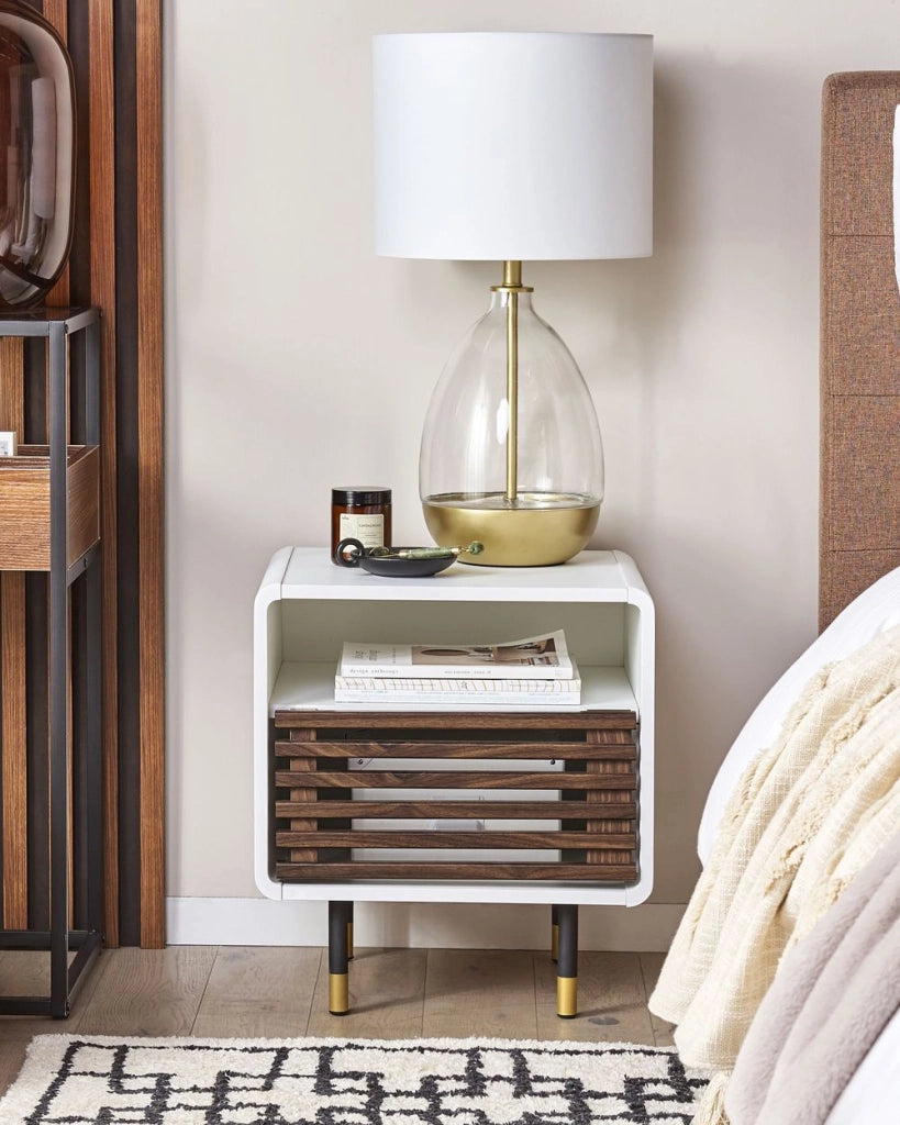 Comodino bianco con sportello a lamelle effetto legno scuro in stile rustico con due scomparti