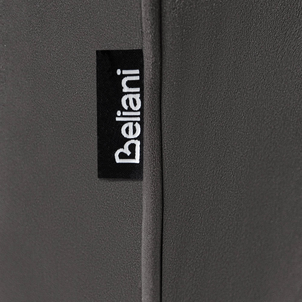 Poltrona in ecopelle con poggiatesta regolabile e gambe in metallo, colore nero stile moderno
