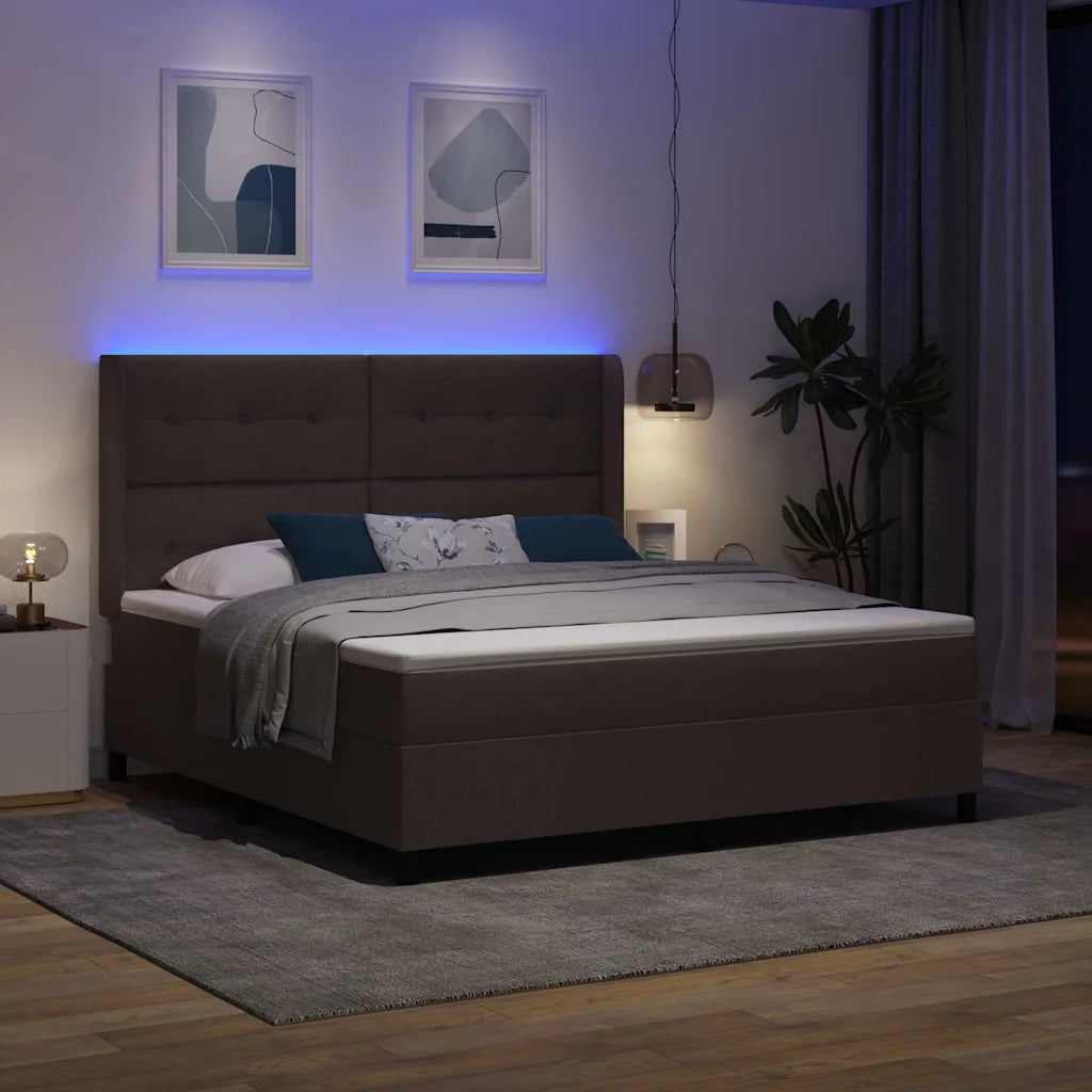 Letto a Sorgente LED Marrone Scuro 180 x 200 cm Tessuto 3343521