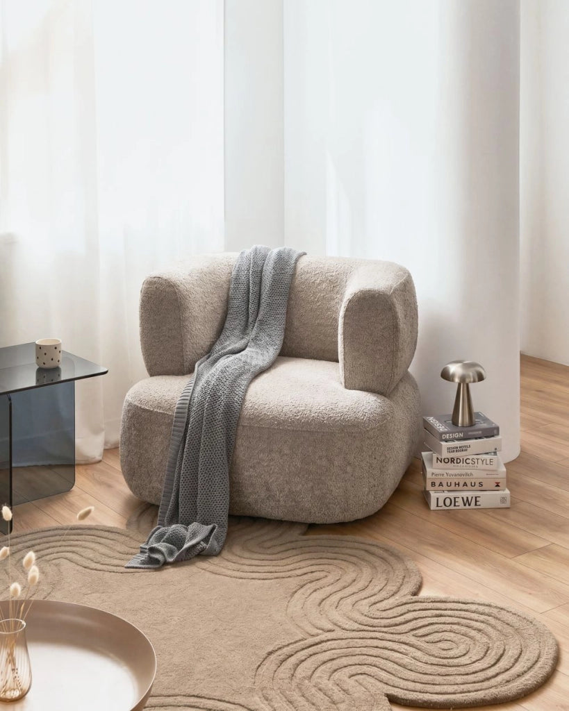 Poltrona Accogliente in Poliestere e Ciniglia Tortora Rivestimento Moderno Seduta Comoda Schienale Curvo Stile Scandinavo