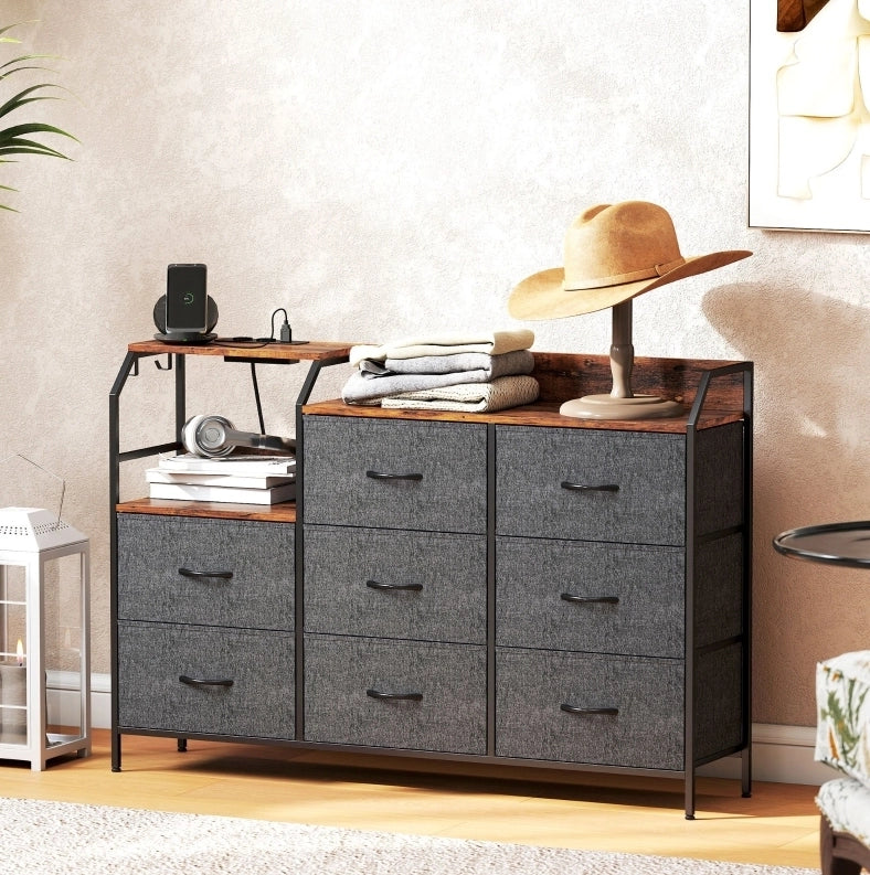 Cassettiera 100.0x39.0x25.0 cm con stazione di ricarica e 8 cassetti in tessuto marrone rustico