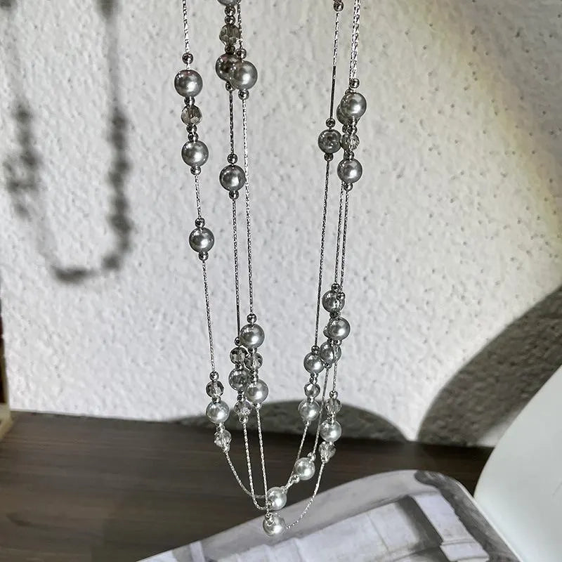 Collana lunga fatta a mano con perle grigie e gypsophila, regalo di Natale o compleanno.