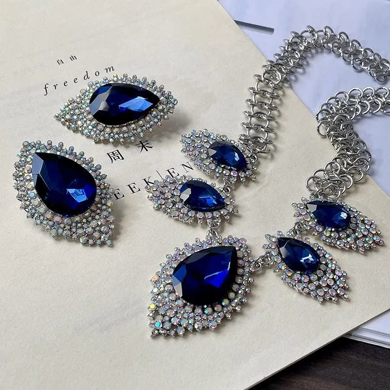 Orecchini e collana fatti a mano con cristalli blu diamante, regalo di Natale o di compleanno.