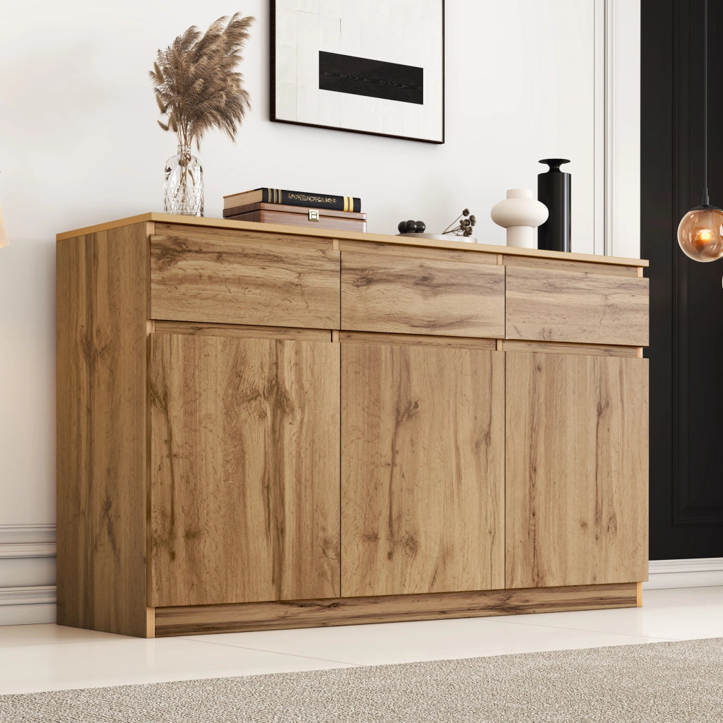 Credenza 135x40x81 cm con 3 ante e 3 cassetti; ripiani regolabili in pannello truciolare naturale