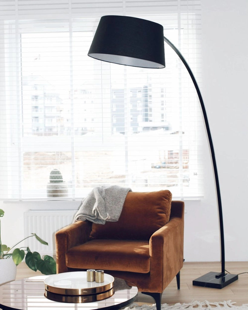 Lampada da terra in metallo Nero 234 cm con struttura curva paralume in policotone paralume a tamburo con base in marmo dal design moderno