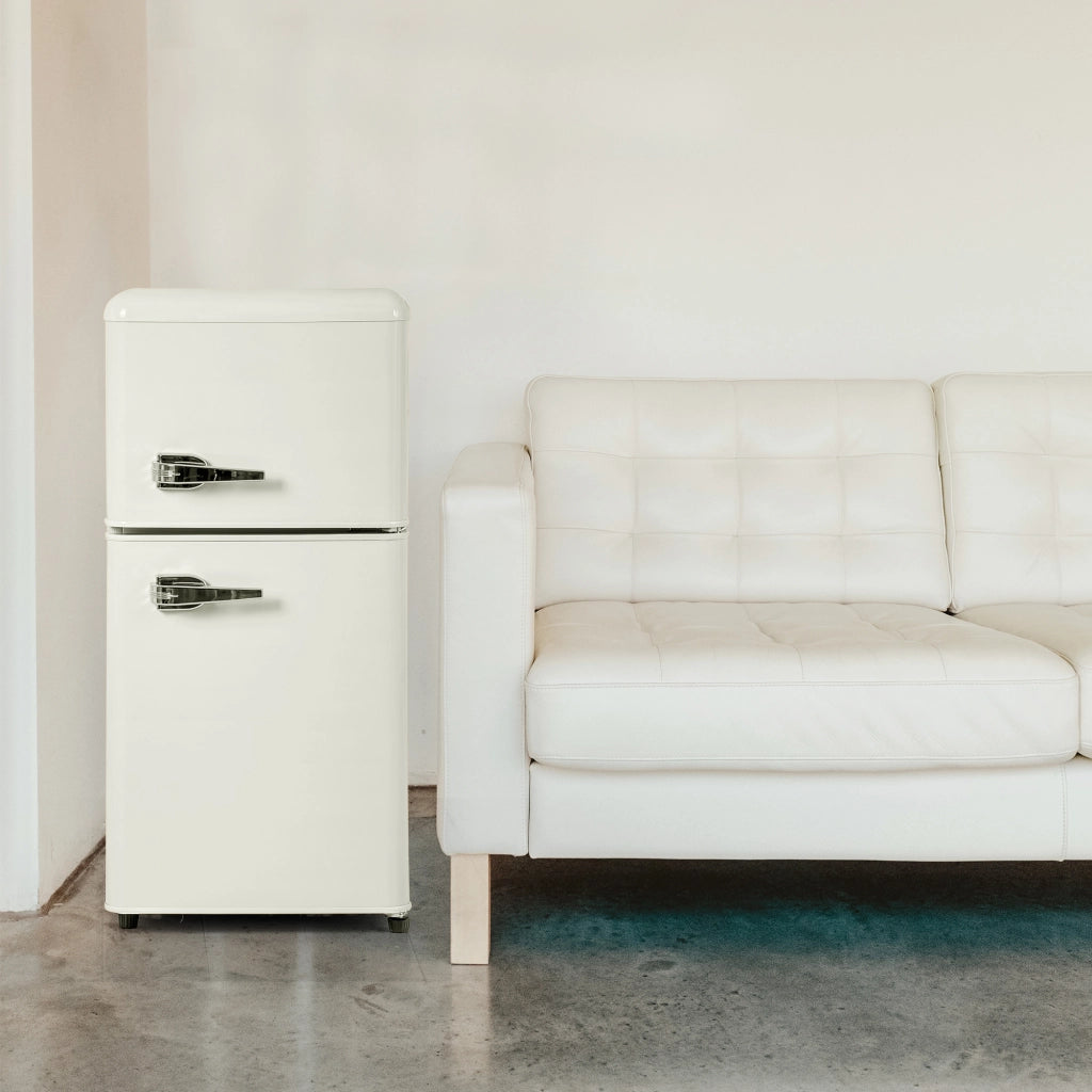 Frigorifero/congelatore in stile retr¨°. Altezza 88,8 cm, larghezza 45,5 cm, due porte, capacit¨¤ totale 60 litri, scomparto congelatore 22 litri.