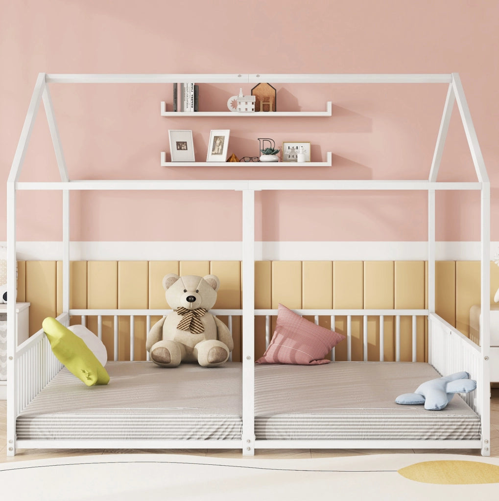 Letto per bambini in metallo a forma di casetta con sponda e scala; 90 x 200 cm; bianco