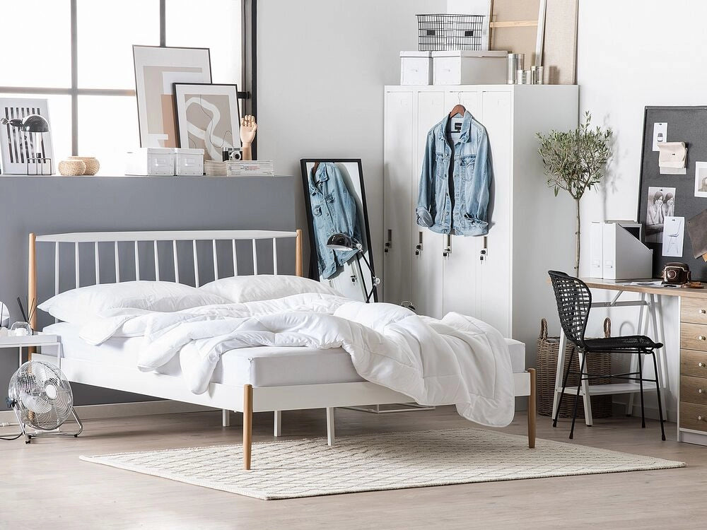 Letto super king size bianco con gambe in legno chiaro 180 cm con struttura in metallo bianco a doghe retrò scandinavo