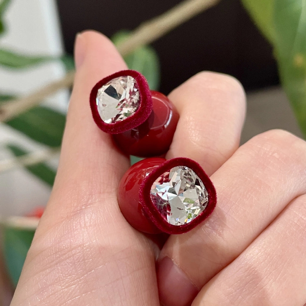 Orecchini quadrati con perle e zirconi rossi floccati, da indossare sia sul davanti che sul retro.