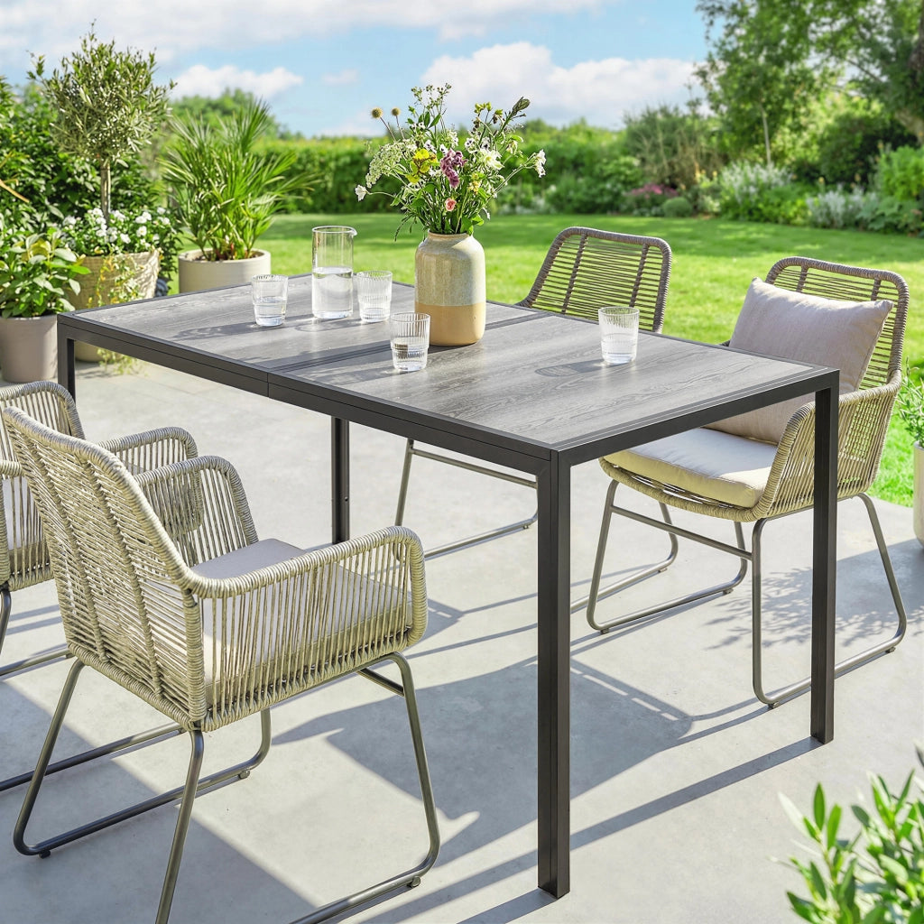 Tavolo da Giardino 4-6 Persone 150x80x74 cm con Piano Effetto Legno in Acciaio e Plastica Grigio e Nero