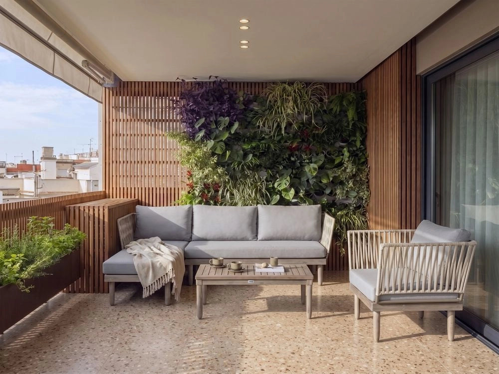 Set Lounge da Esterno in Legno di Acacia con Cuscini Grigi Poltrona in Finto Rattan Tavolino Destro 4 Posti