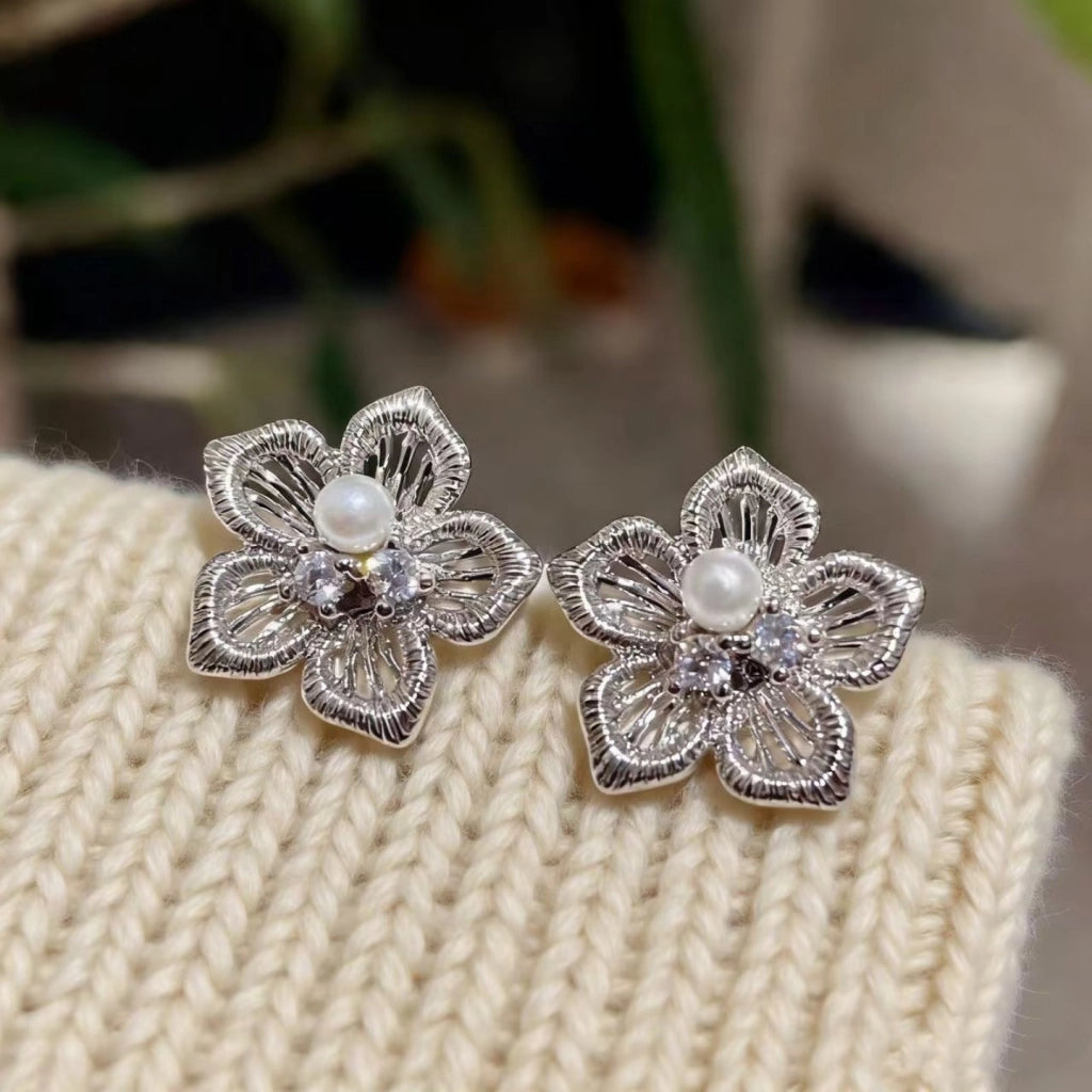 Delicati orecchini a fiore traforati con perle e zirconi, morbidi e delicati orecchini a fiore traforati