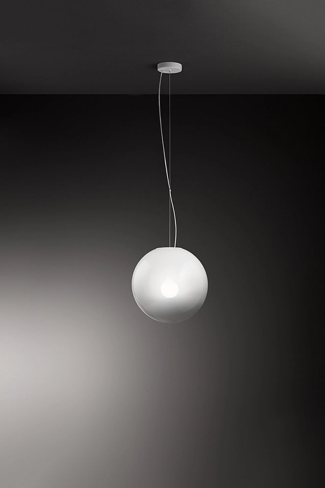 Lampada a Sospensione MOON SP1 D30 in Metallo Bianco Opale, Design Moderno con Diffusore in Vetro Soffiato Regolabile in Altezza - Perenz