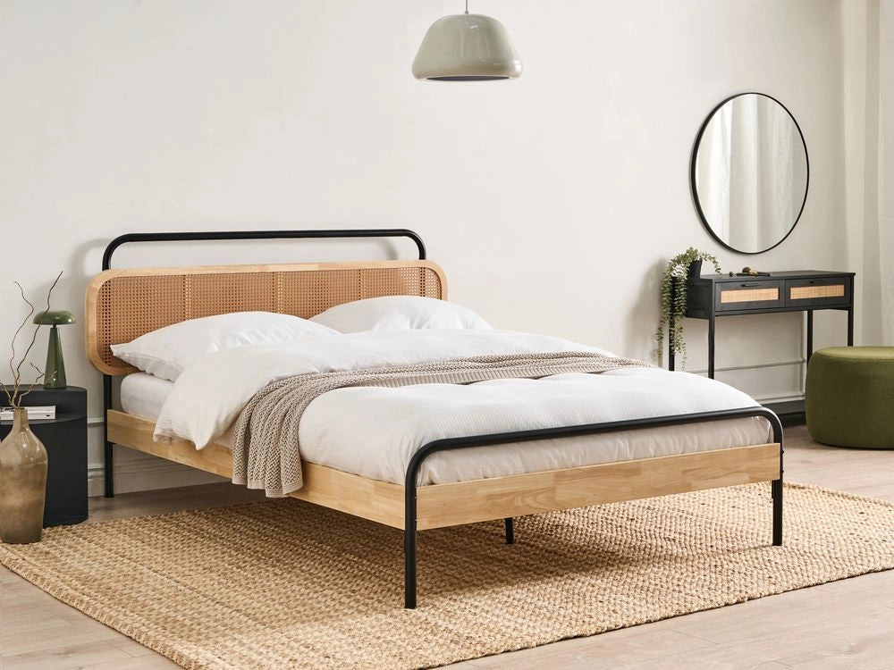 Letto matrimoniale moderno base a doghe con testata a treccia viennese in legno di gomma chiaro 140 x 200 cm Camera da letto