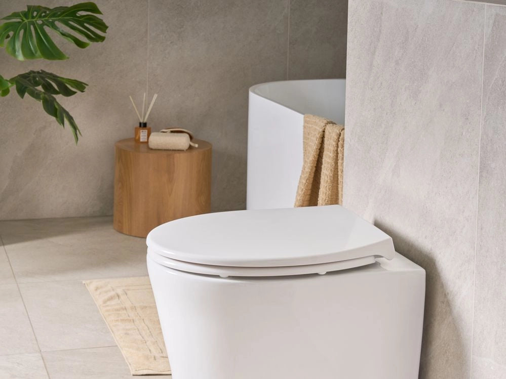 Sedile per wc Duroplast bianco 45 x 37 cm Distanza tra i fori 16 cm Chiusura morbida a sgancio rapido Stile minimalista wc bagno