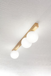 Plafoniera Moderna a 3 Luci in Metallo Oro Opaco con Diffusori Sferici in Vetro Bianco Acidato - Design Elegante 60 cm - Perenz