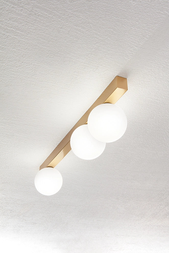 Plafoniera Moderna a 3 Luci in Metallo Oro Opaco con Diffusori Sferici in Vetro Bianco Acidato - Design Elegante 60 cm - Perenz