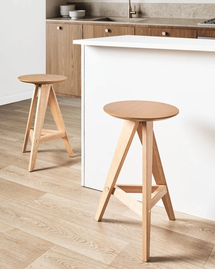 Set di 2 sgabelli in legno di caucciù marrone chiaro in stile retrò per sala da pranzo cucina