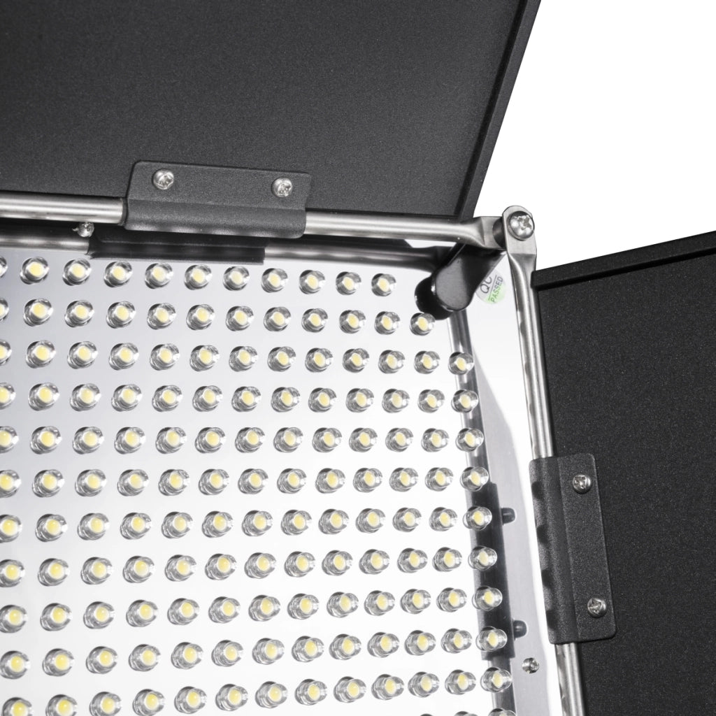 Pro 500 On Location Lightning Set (2 luci LED dimmerabili, 2 treppiedi per lampade WT-806 con borsa per il trasporto), 20375, 800 lux in uscita