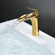 Acquasamare per doccia con getto a cascata, miscelatore per doccia in ottone lucidato come oro.