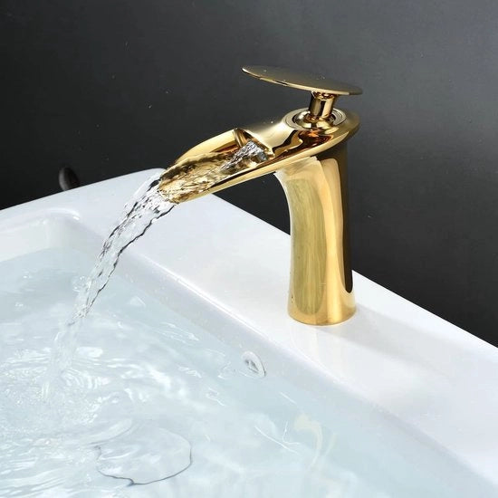 Acquasamare per doccia con getto a cascata, miscelatore per doccia in ottone lucidato come oro.