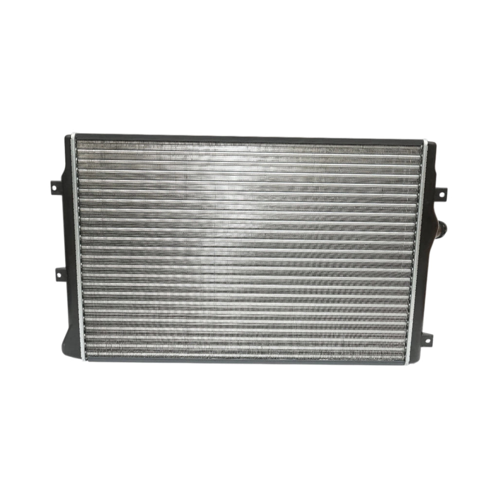 Radiatore raffreddamento acqua motore – Audi, Seat, Skoda, VW (motori 1.2 – 2.0 Diesel) Dimensioni: 647 × 440 × 32 mm Codici OEM compatibili: 3C0121253AR, 3C0121253Q, 53425A, 1924001040