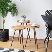 Set di 3 Tavolini Bassi da Salotto 'Hjørring' in Altezze Diverse con Piani Rotondi e Treppiede in Faggio - color Legno [en.casa]