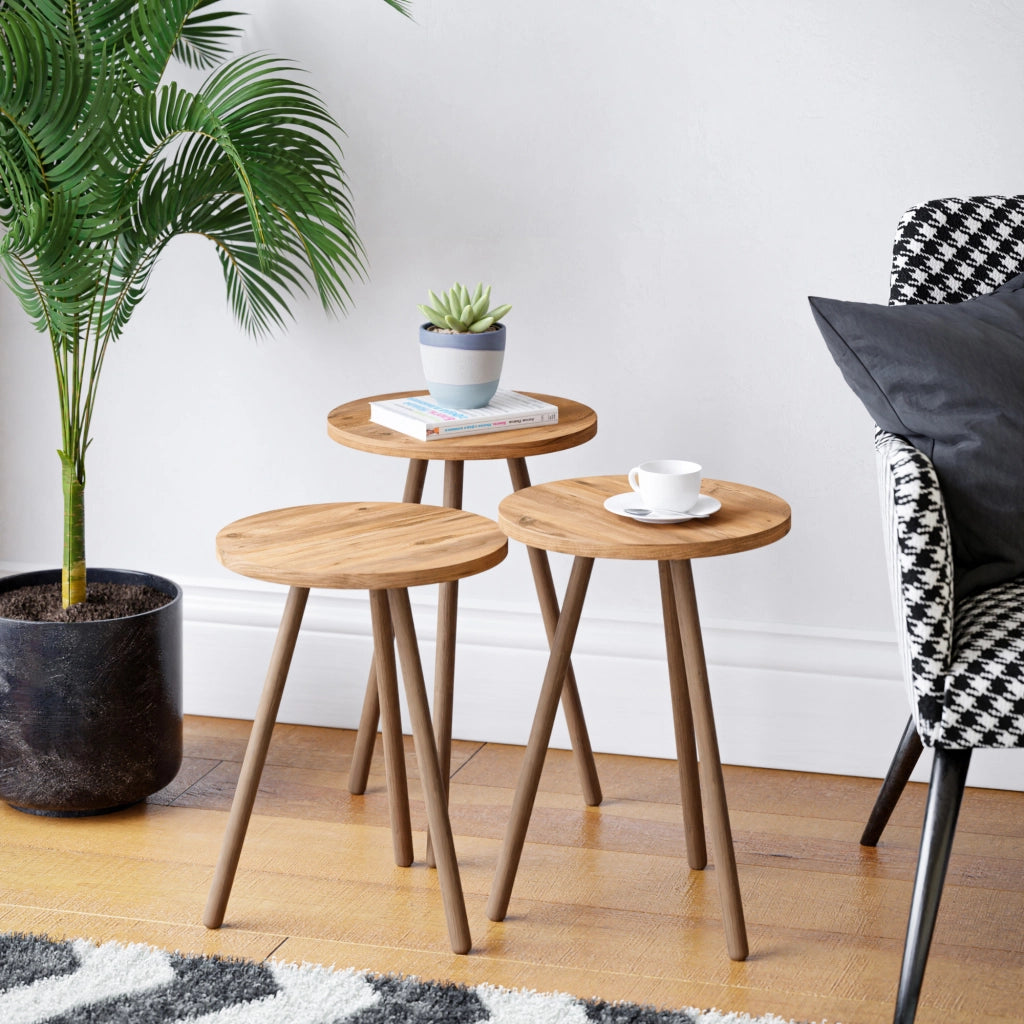 Set di 3 Tavolini Bassi da Salotto 'Hjørring' in Altezze Diverse con Piani Rotondi e Treppiede in Faggio - color Legno [en.casa]