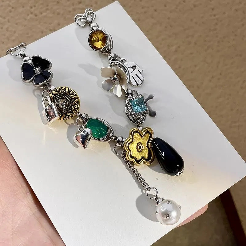 Collana fatta a mano con perle e fiore in metallo: un regalo in stile vintage