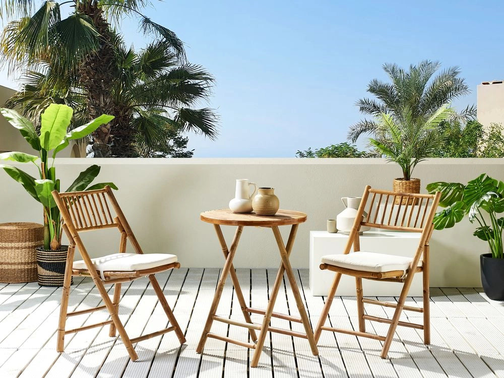 Set da giardino tavolino pieghevole e 2 sedie in bambù naturale e cuscini di colore bianco esterno