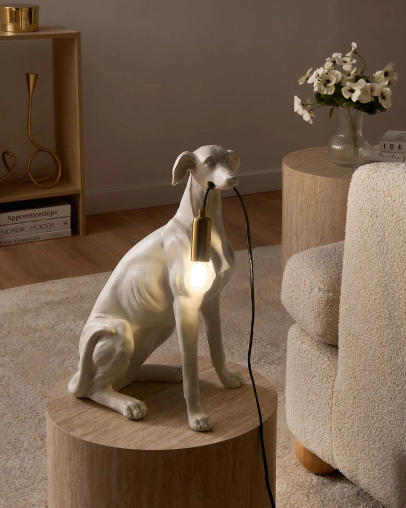 Lampada da tavolo in poliresina bianca, lampada da comodino a tema animale, lampada da lettura a forma di levriero, per soggiorno e camera da letto, stile glamour
