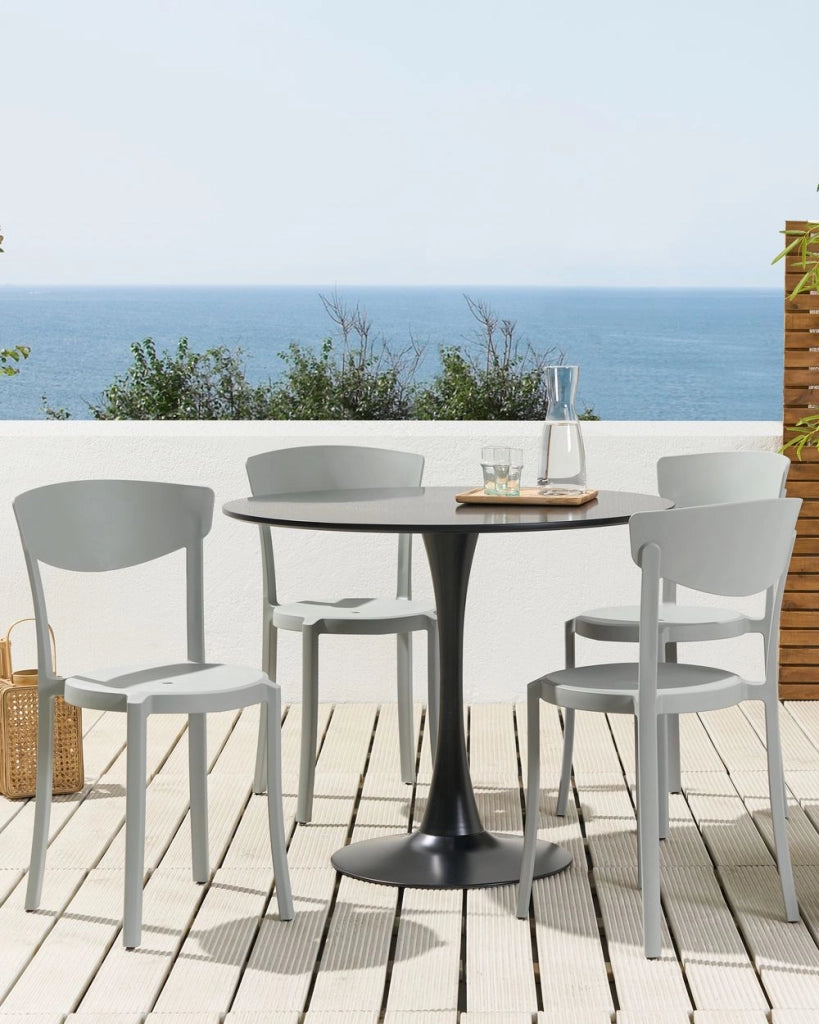 Set di 4 sedie moderne da interno ed esterno in plastica di colore grigio chiaro stile moderno contemporaneo